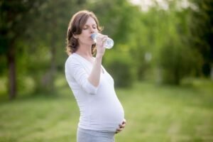 pregnant woman water intake